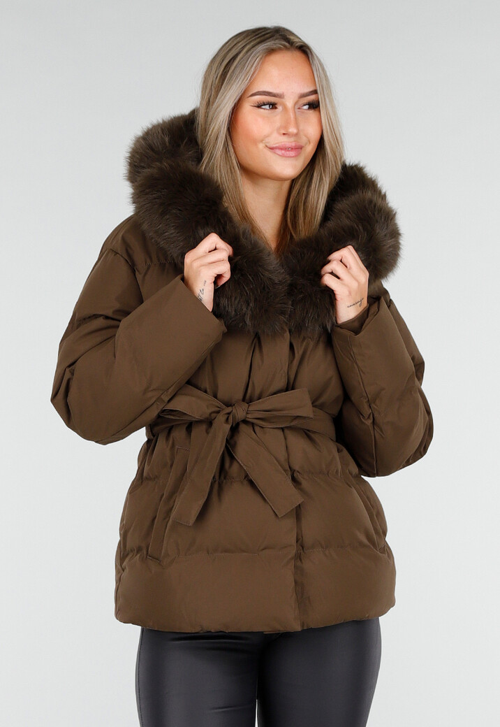Bruine Pufferjas met Bontkraag en Ceintuur