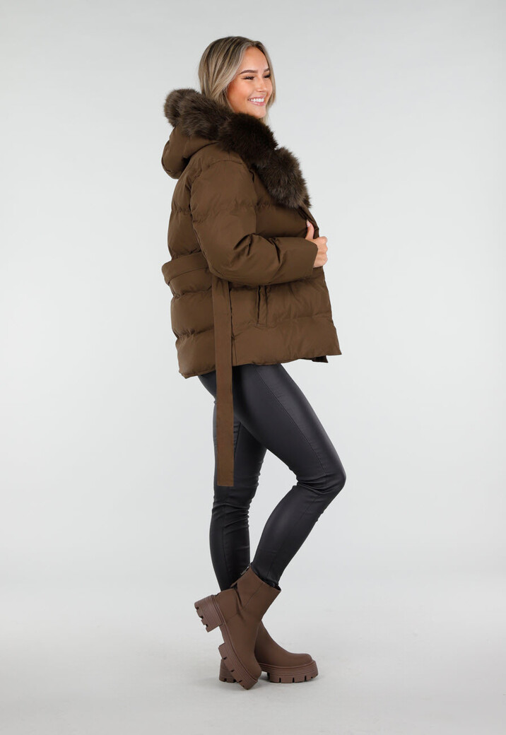 Bruine Pufferjas met Bontkraag en Ceintuur