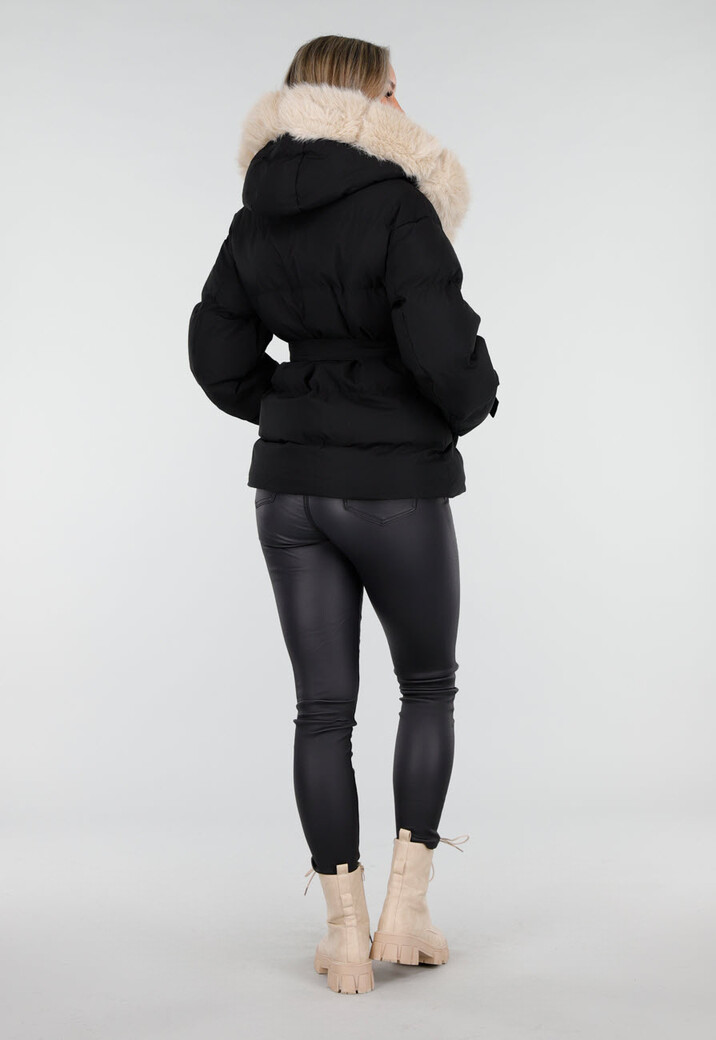 Zwarte Gewatteerde Jas met Ceintuur en Beige Bontkraag