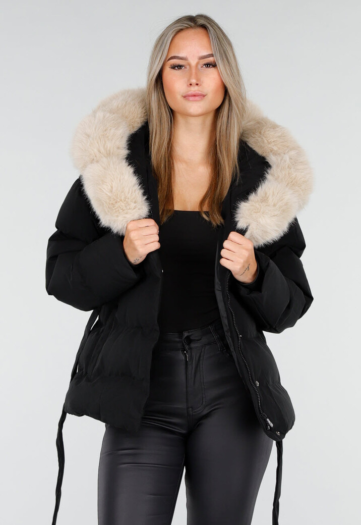 Zwarte Gewatteerde Jas met Ceintuur en Beige Bontkraag