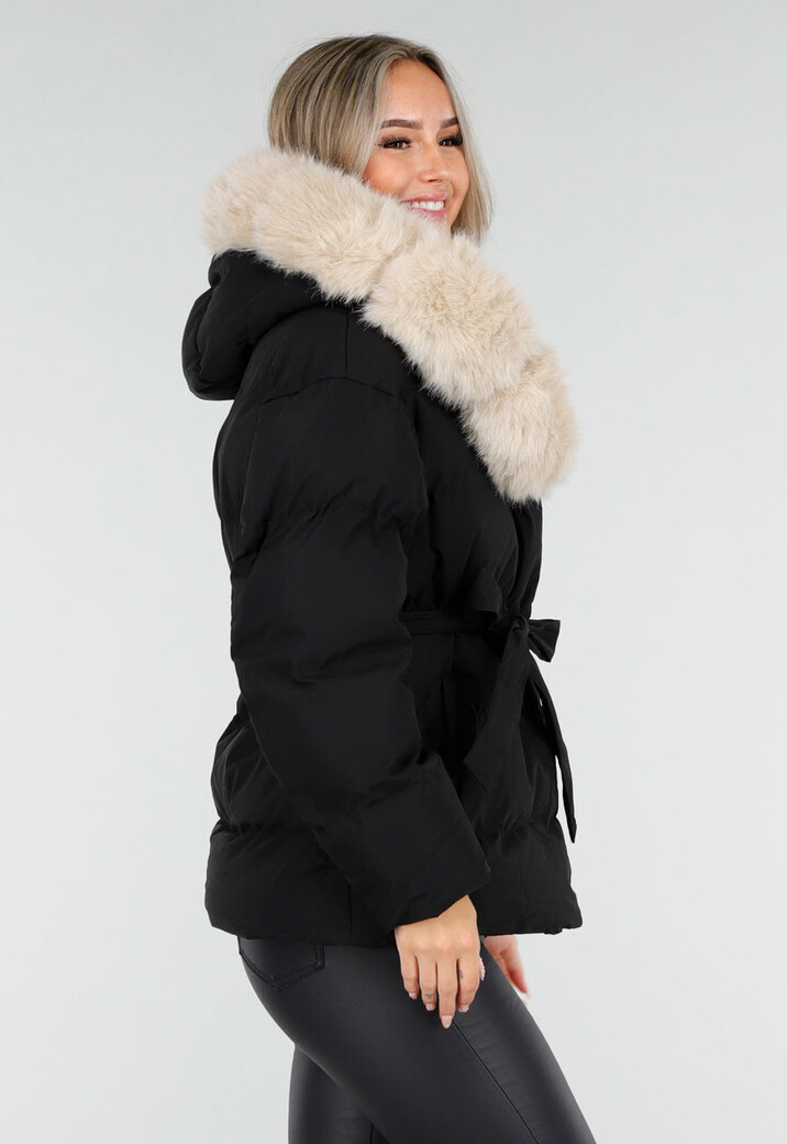 Zwarte Gewatteerde Jas met Ceintuur en Beige Bontkraag