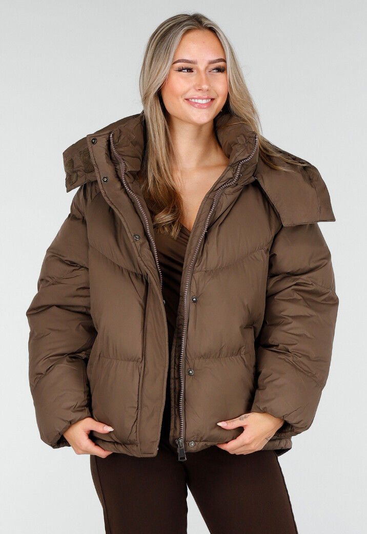 Bruine Puffer Jas met Hoge Kraag en Capuchon