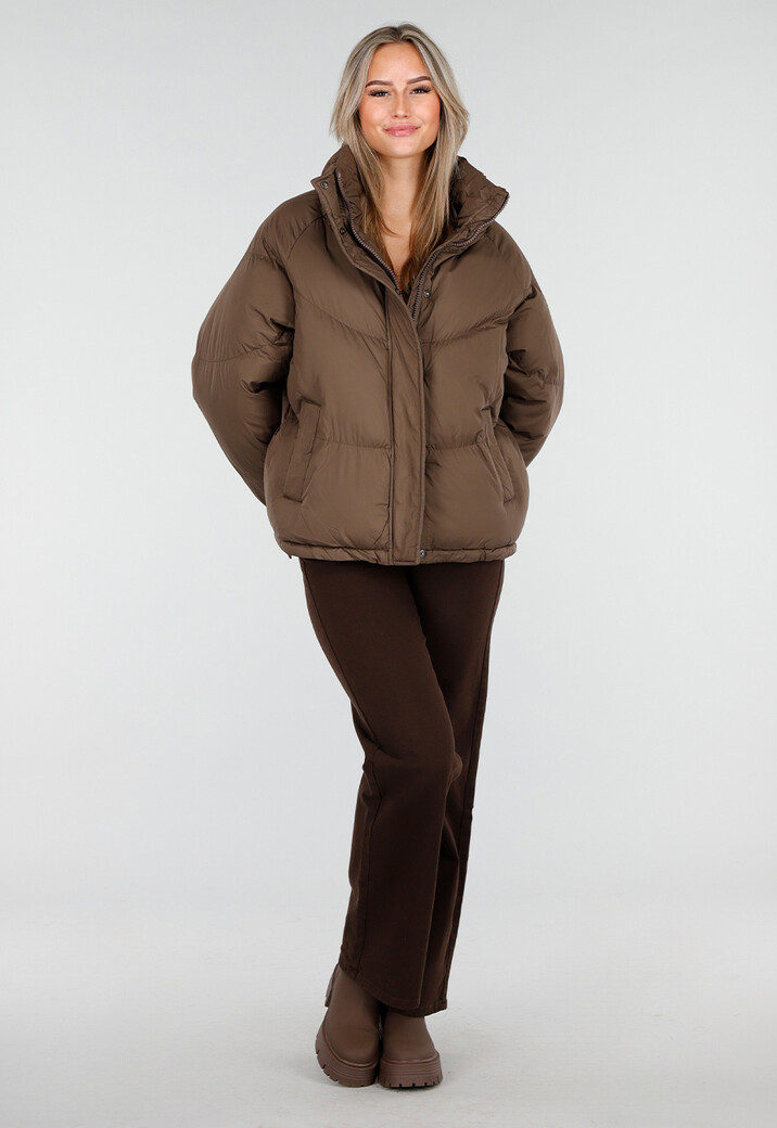 Bruine Puffer Jas met Hoge Kraag en Capuchon