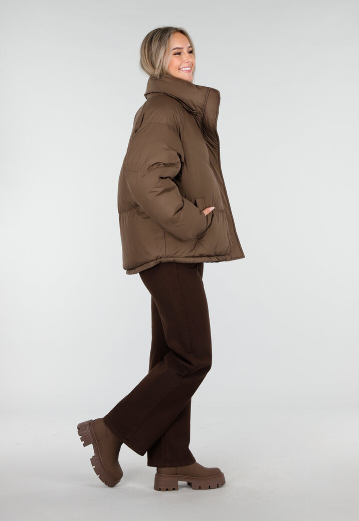Bruine Puffer Jas met Hoge Kraag en Capuchon