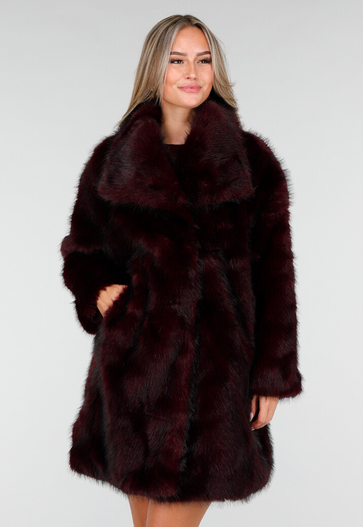 Donkerrode Faux Fur Jas met Brede Reverskraag