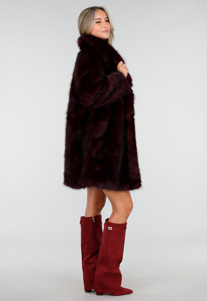 Donkerrode Faux Fur Jas met Brede Reverskraag