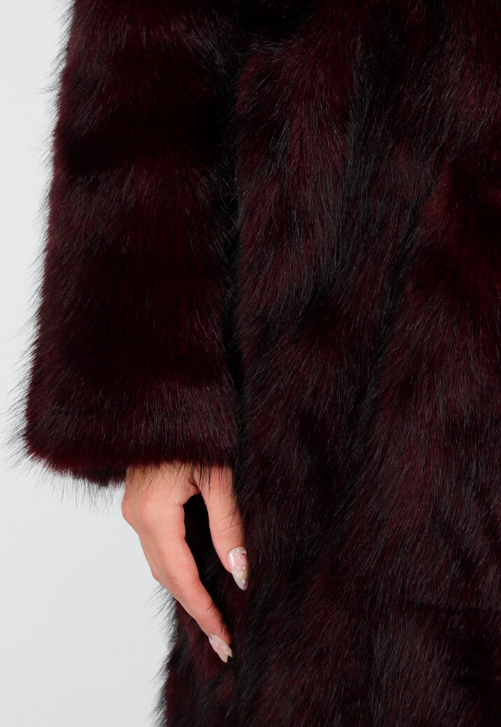 Donkerrode Faux Fur Jas met Brede Reverskraag