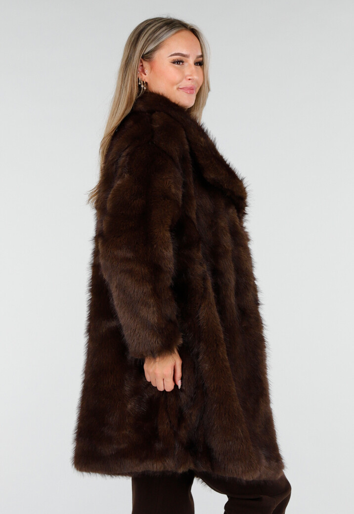 Bruine Faux Fur Jas met Brede Reverskraag