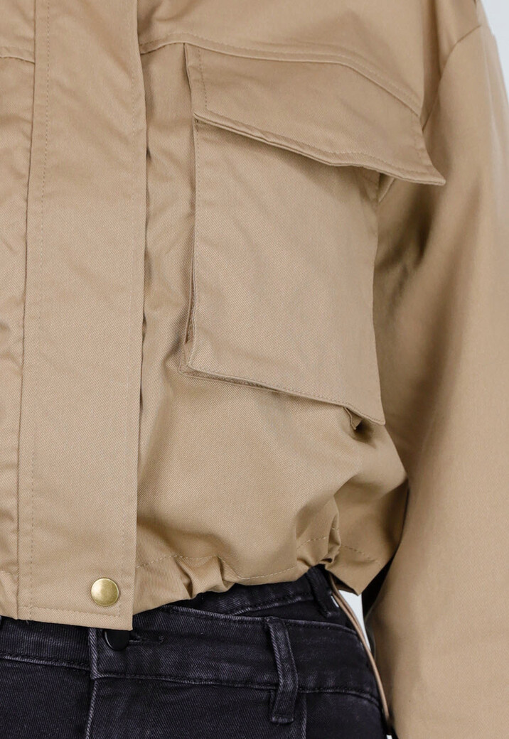 Beige Cropped Jas met Grote Zakken en Rechte Pasvorm