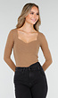 Camelkleurige Top met Lange Mouwen en Diepe Halslijn