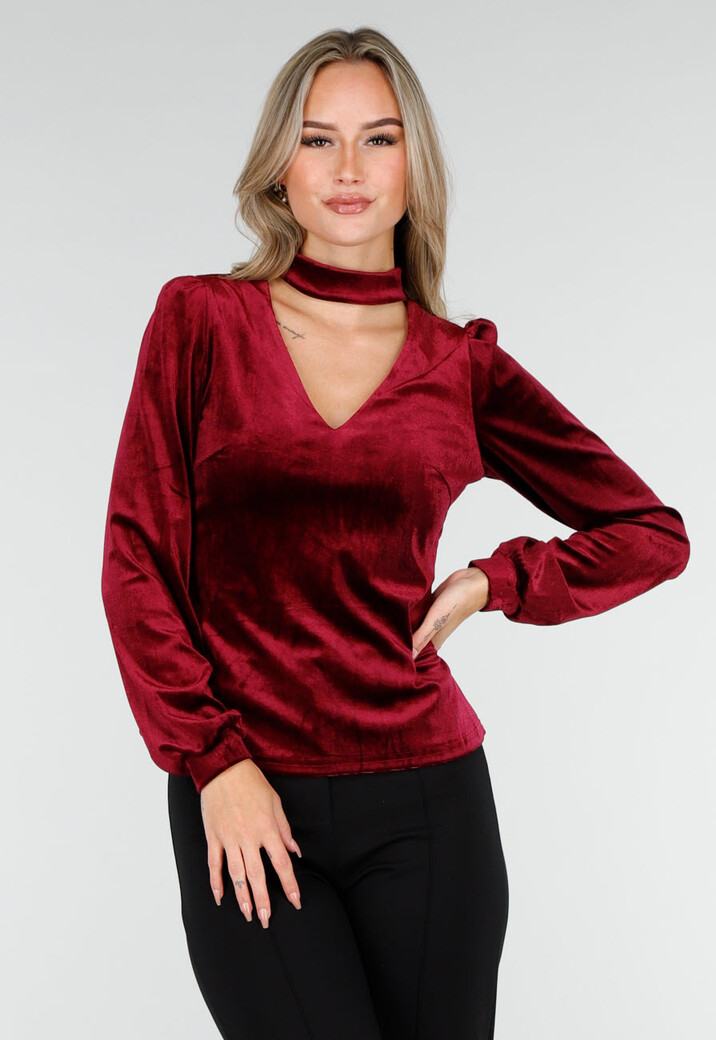 Rode Velours Top met V-Hals en Choker Detail