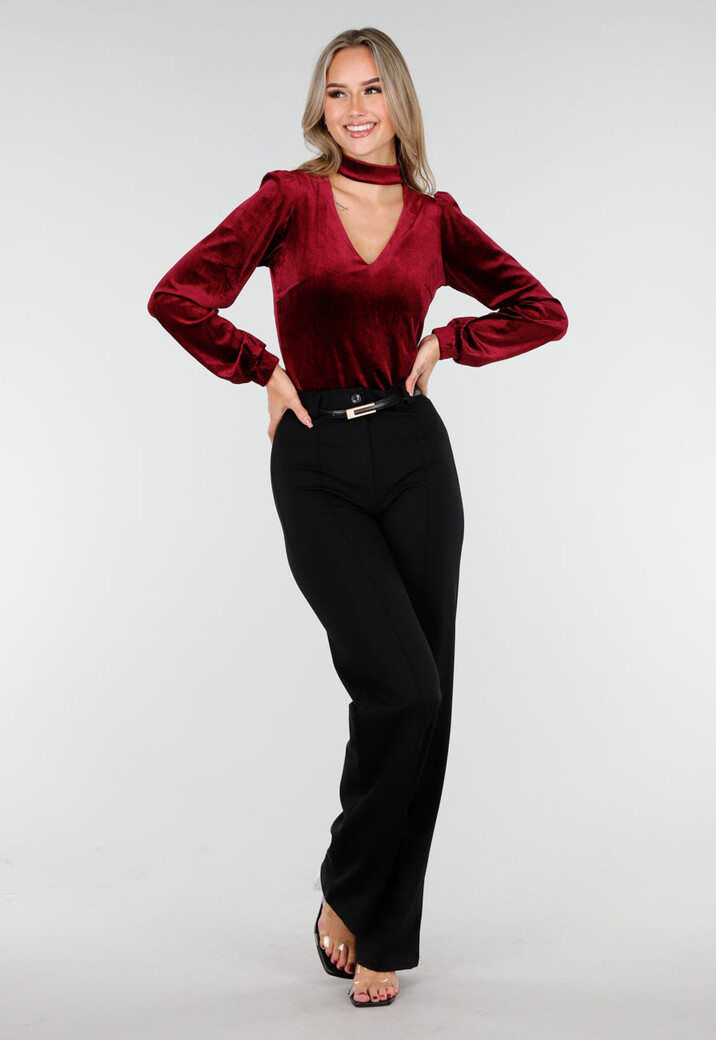 Rode Velours Top met V-Hals en Choker Detail