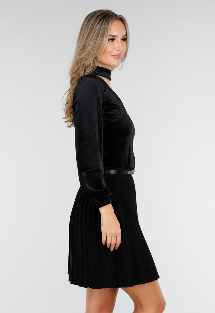 Zwarte Fluwelen Top met V-Hals en Choker Detail