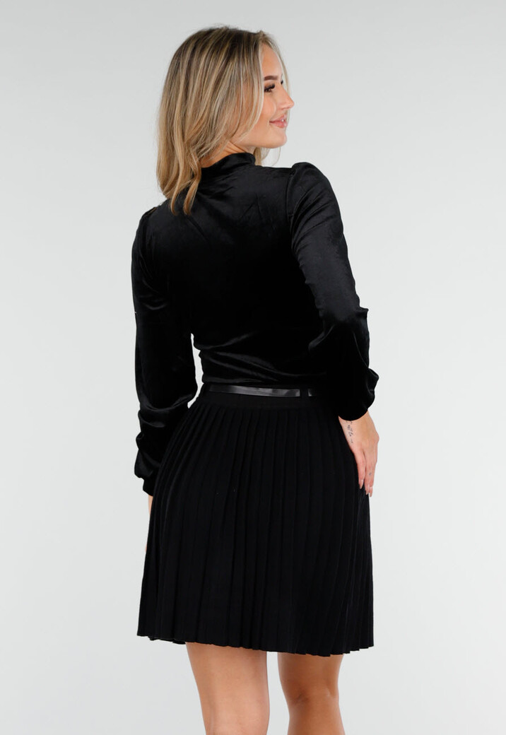 Zwarte Fluwelen Top met V-Hals en Choker Detail