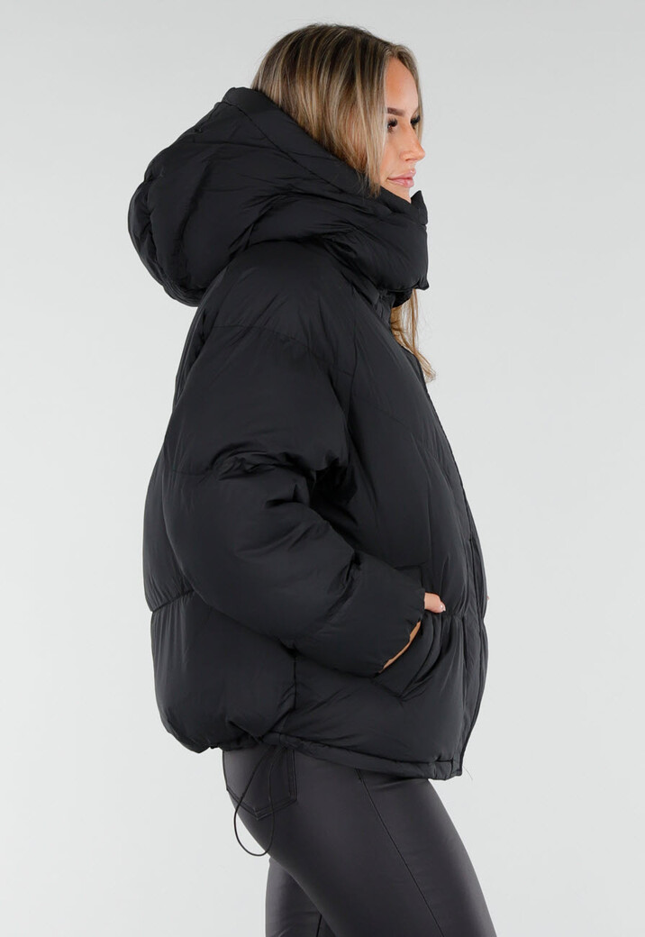 Zwarte Puffer Jas met Capuchon en Ritssluiting