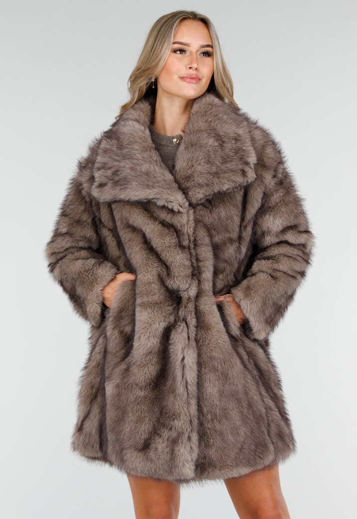 Taupe Faux Fur Jas met Oversized Kraag en Rechte Pasvorm
