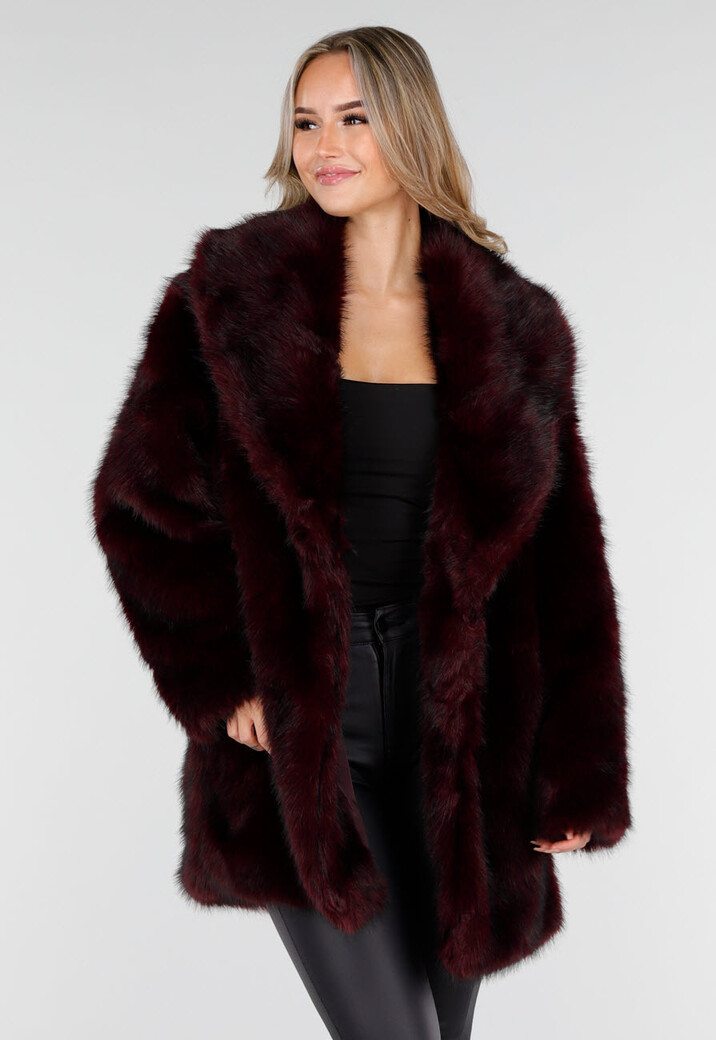 Bordeauxrode Faux Fur Jas met Ceintuur en Brede Kraag