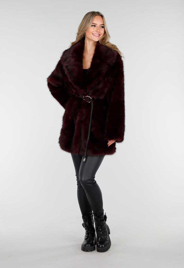 Bordeauxrode Faux Fur Jas met Ceintuur en Brede Kraag