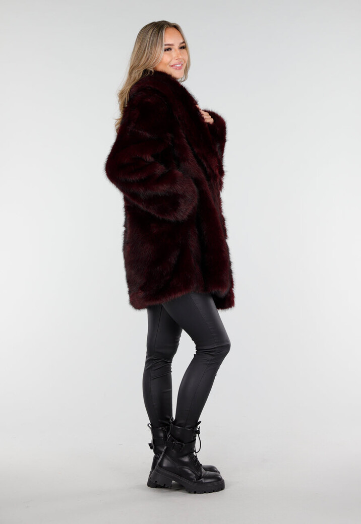 Bordeauxrode Faux Fur Jas met Ceintuur en Brede Kraag