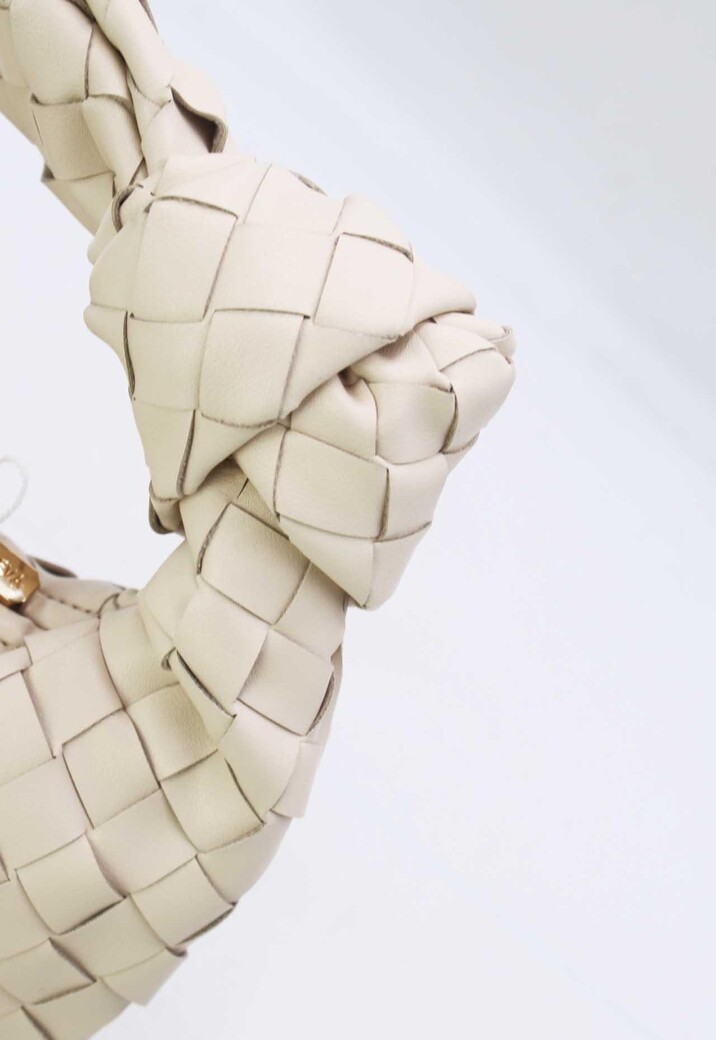 Crème Geweven Schoudertas van Imitatieleer met Knoopdetail en Extra Hengsel