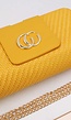 Gele Gevlochten Clutch met Gouden Schouderketting