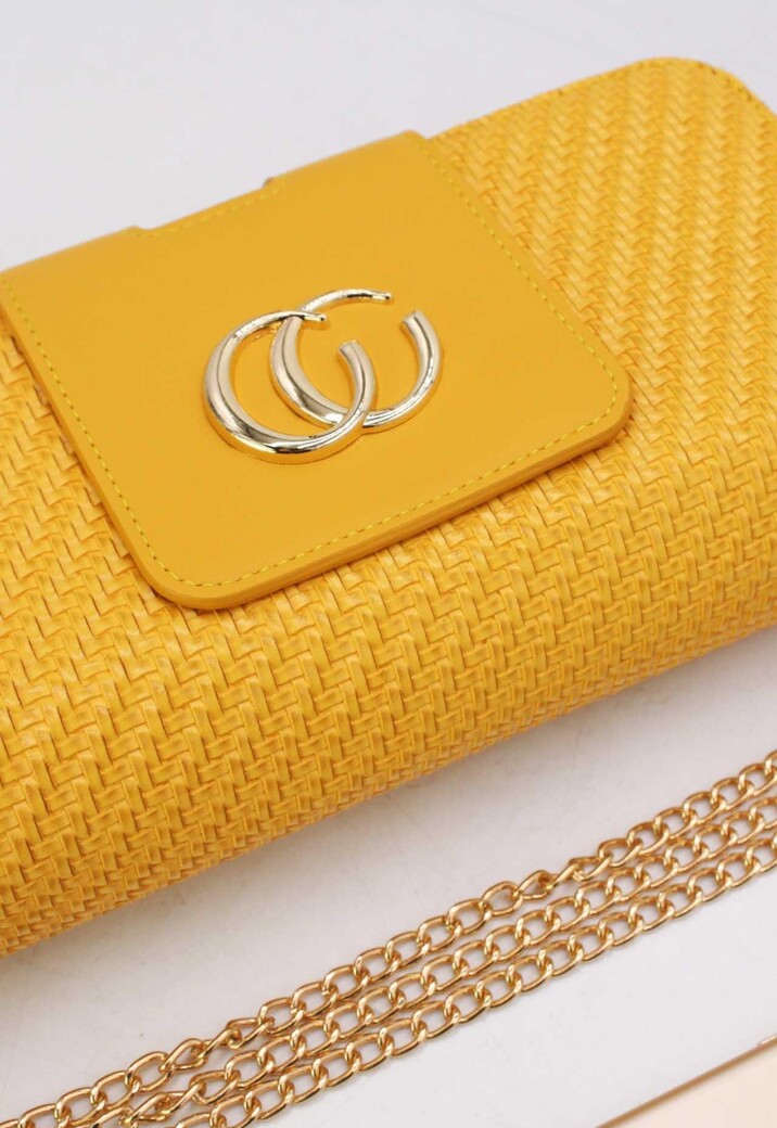 Gele Gevlochten Clutch met Gouden Schouderketting