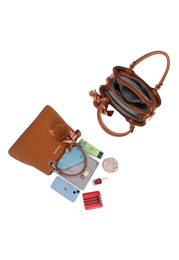 Bruine Handtas met Geruit Reliëf, Sjaaltje en Pompon