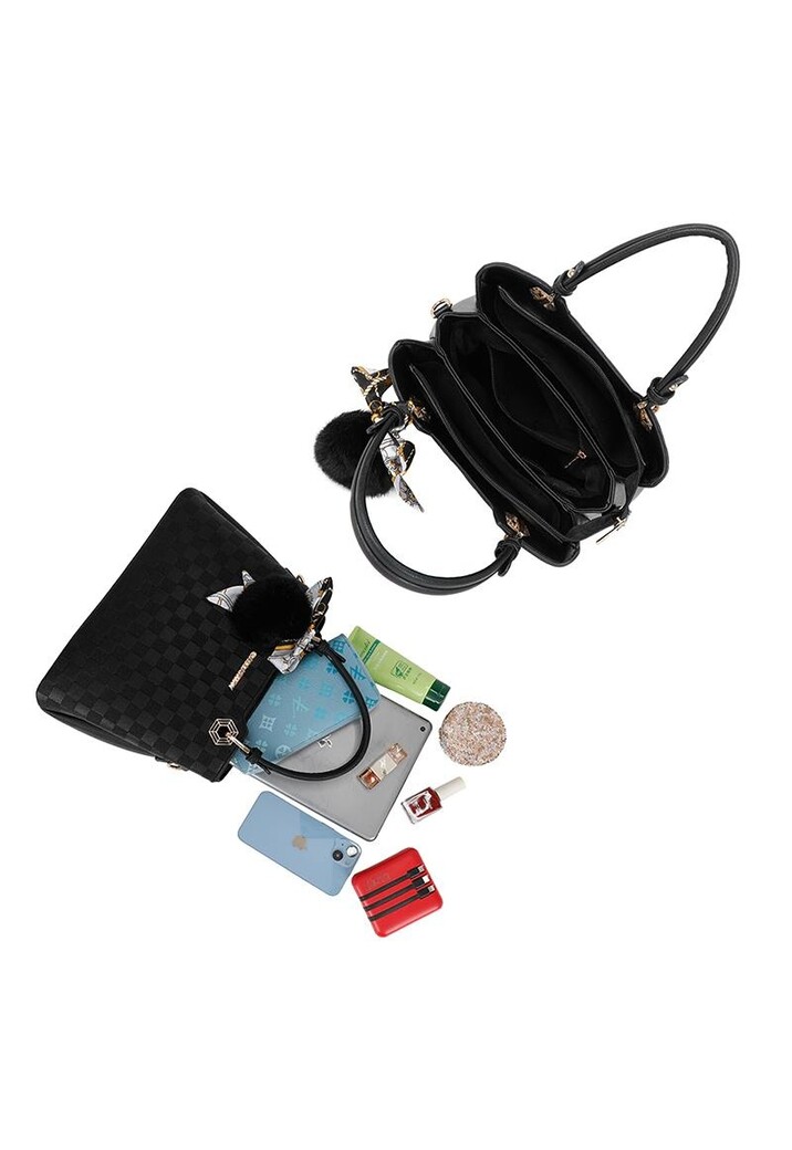 Zwarte Handtas met Geruit Reliëf, Sjaaltje en Pompon