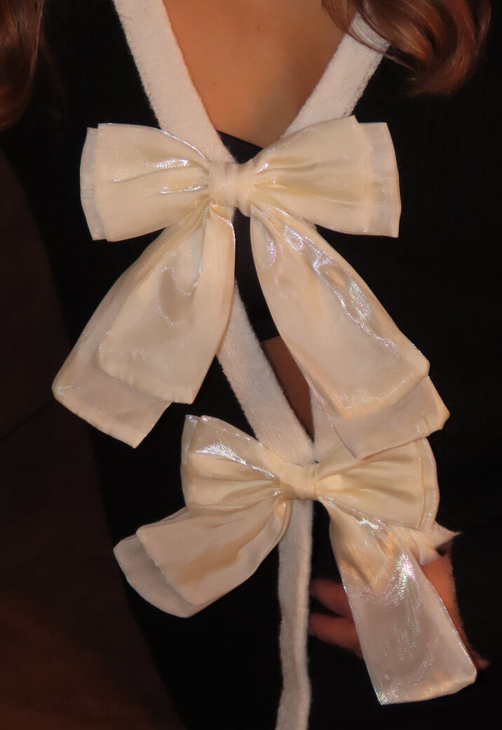 Zwarte Cardigan met Witte Striksluiting en Lange Mouwen