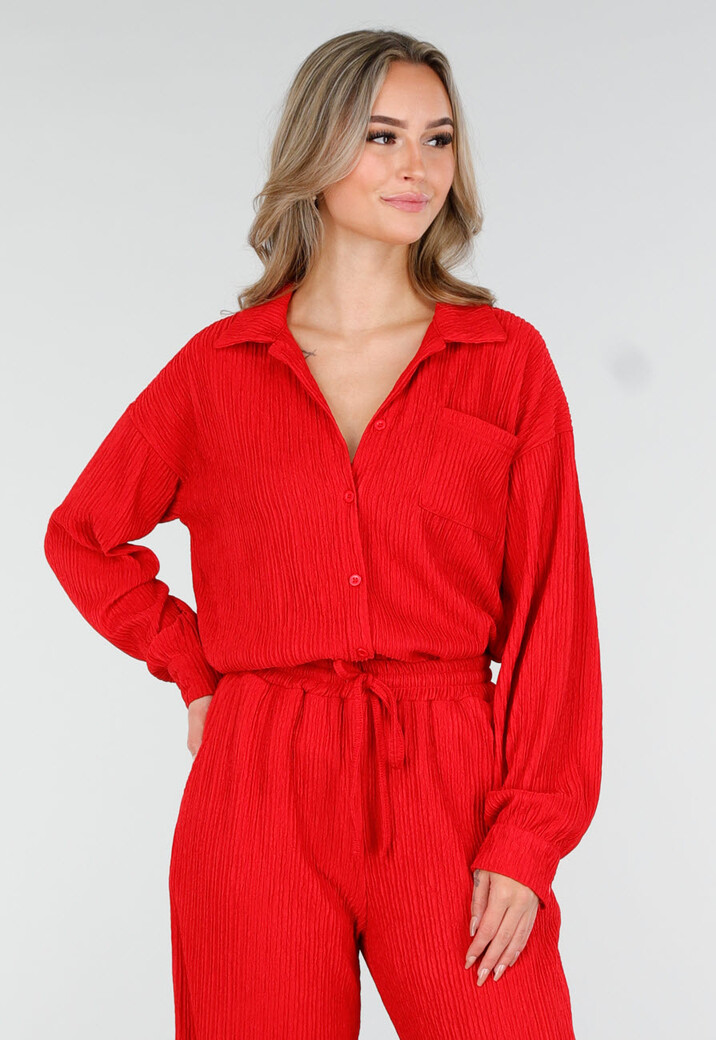 Rode Plissé Two Piece Set met Losvallende Blouse en Rechte Broek