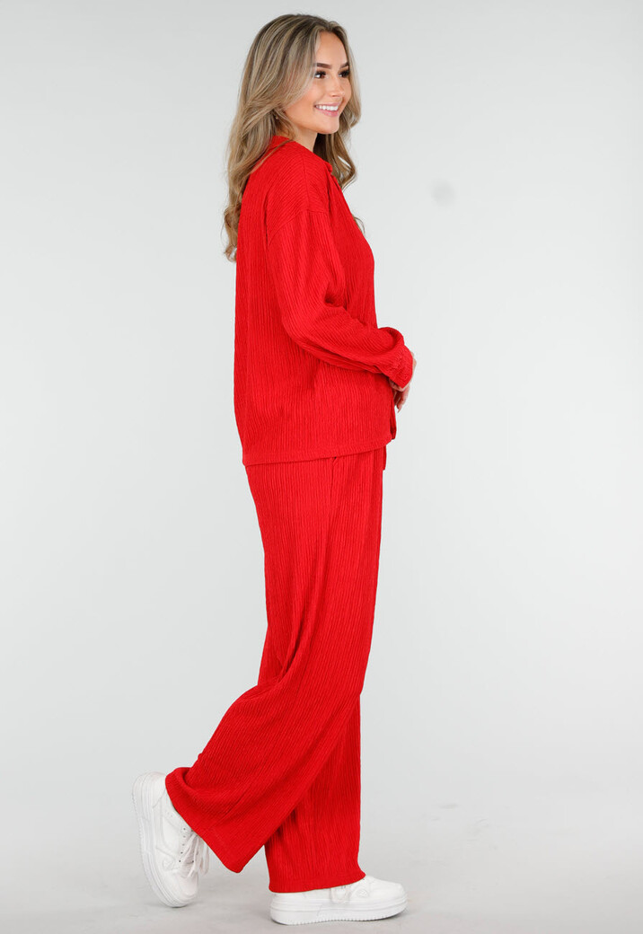Rode Plissé Two Piece Set met Losvallende Blouse en Rechte Broek