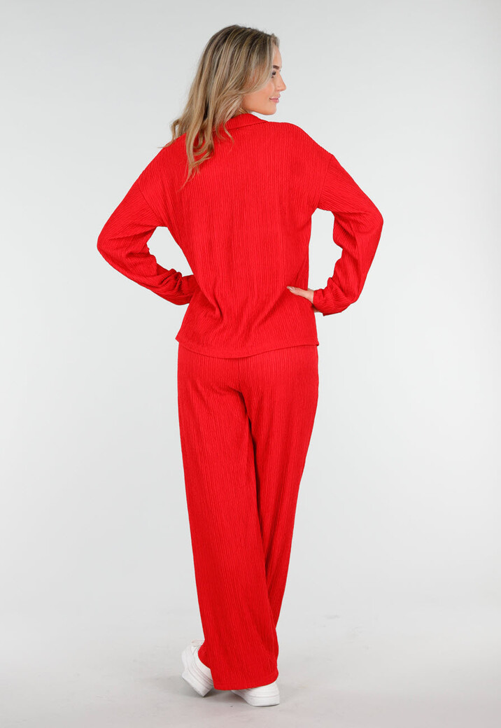 Rode Plissé Two Piece Set met Losvallende Blouse en Rechte Broek
