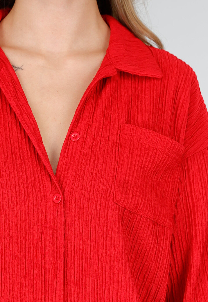 Rode Plissé Two Piece Set met Losvallende Blouse en Rechte Broek