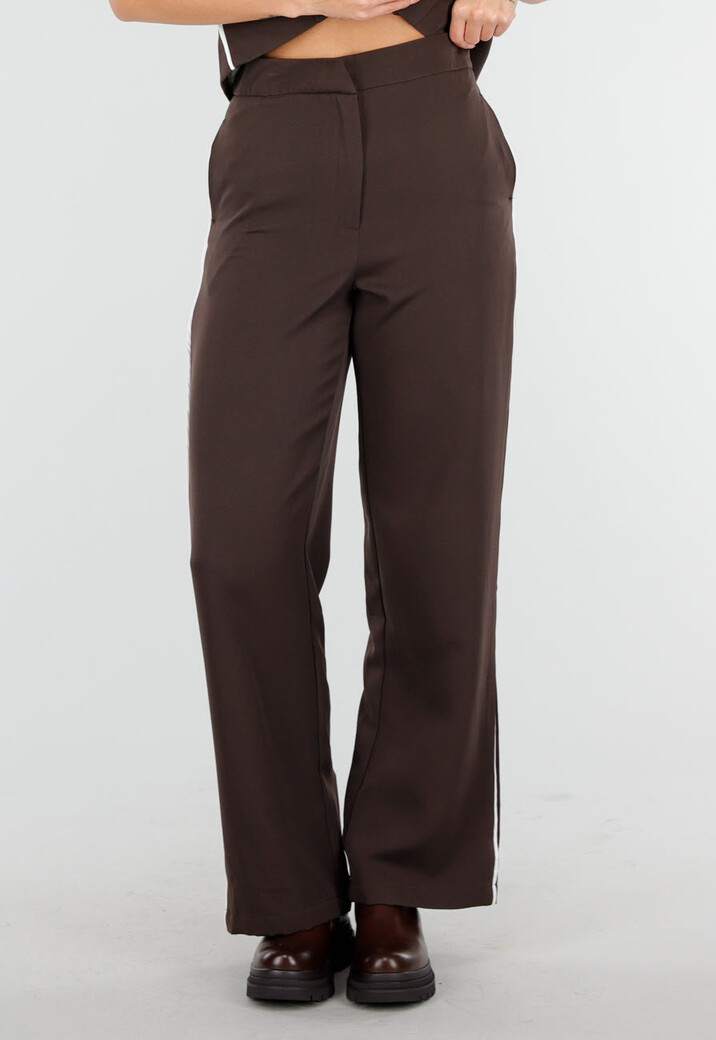 Donkerbruine Two Piece Set met Mouwloos Gilet en Rechte Broek met Witte Strepen