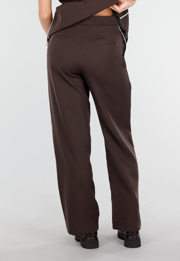 Donkerbruine Two Piece Set met Mouwloos Gilet en Rechte Broek met Witte Strepen