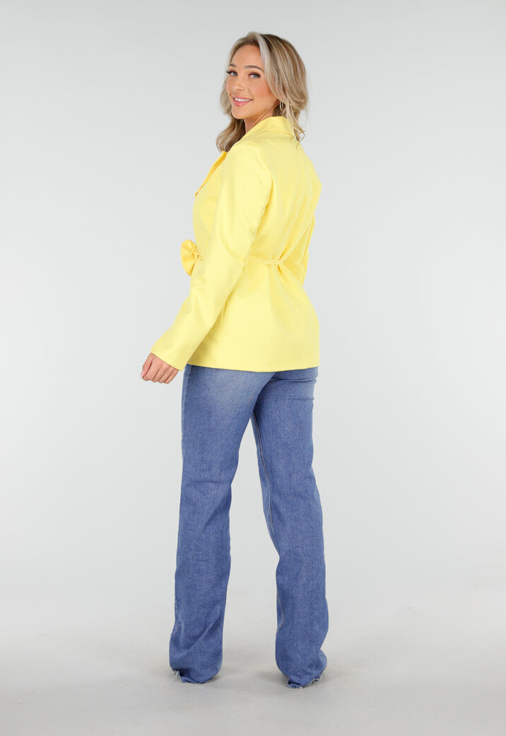 Gele Blazer met Ceintuur en Bloemdetail in Taille