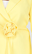 Gele Blazer met Ceintuur en Bloemdetail in Taille