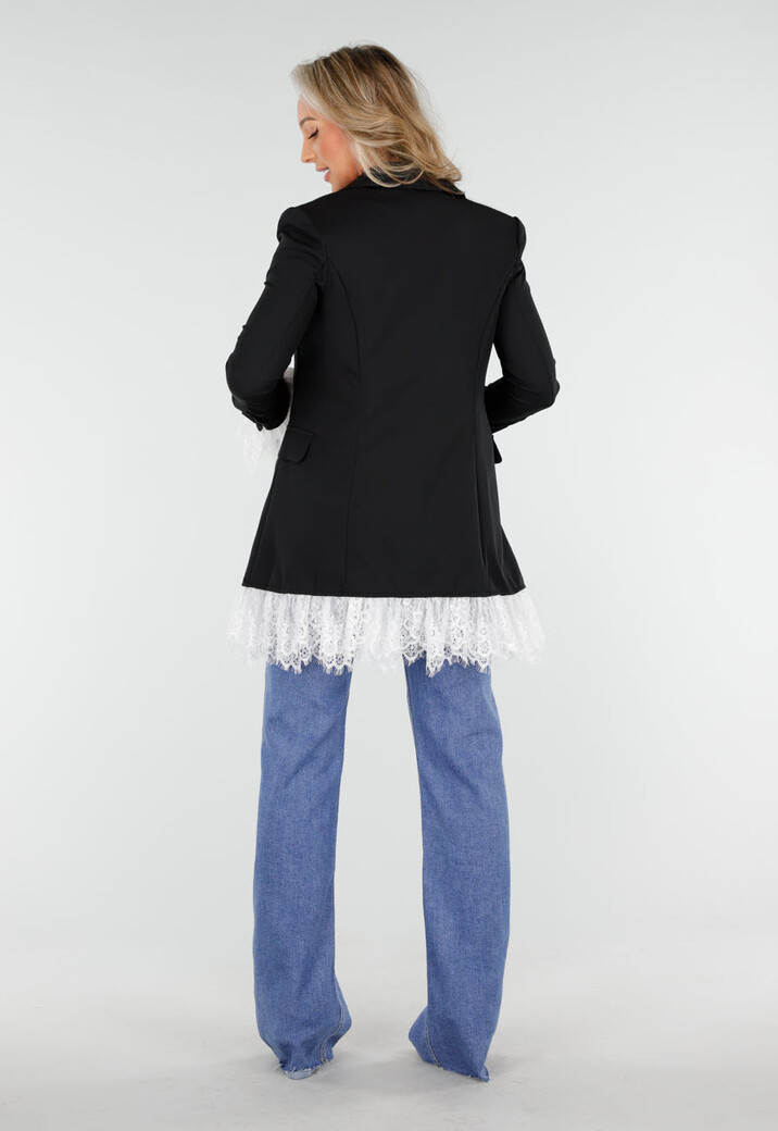 Zwarte Blazer met Witte Kanten Ruches aan Zoom en Mouwen