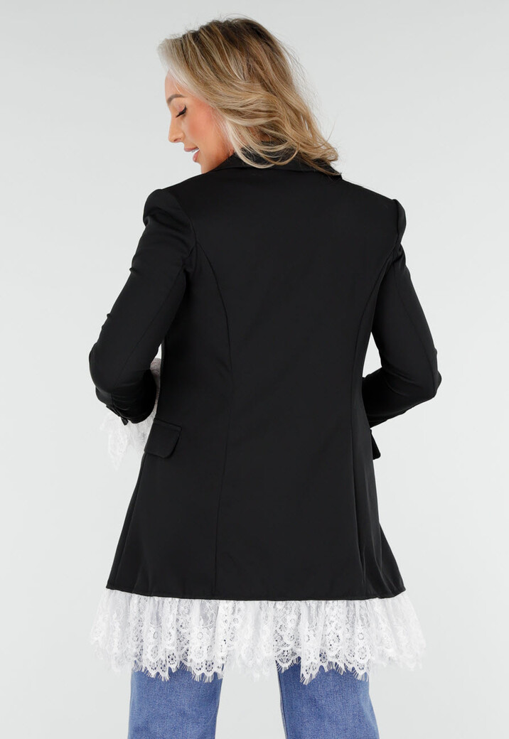 Zwarte Blazer met Witte Kanten Ruches aan Zoom en Mouwen