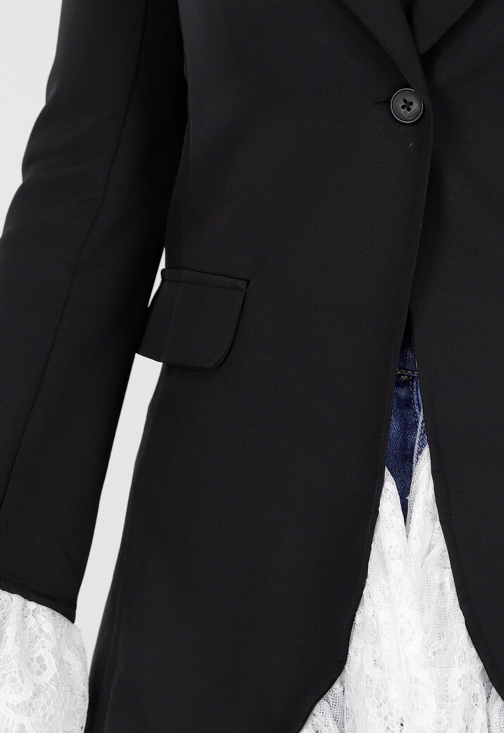 Zwarte Blazer met Witte Kanten Ruches aan Zoom en Mouwen