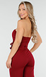 Bordeauxrode Strapless Jumpsuit met Gespen en Rechte Pijpen