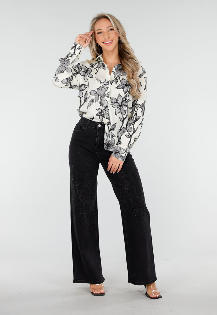 Witte Blouse met Zwarte Bloemenprint en Lange Mouwen