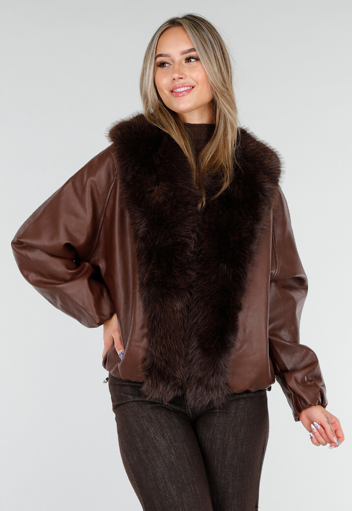 Donkerbruine Lederlook Jas met Imitatiebontkraag en Losvallende Pasvorm