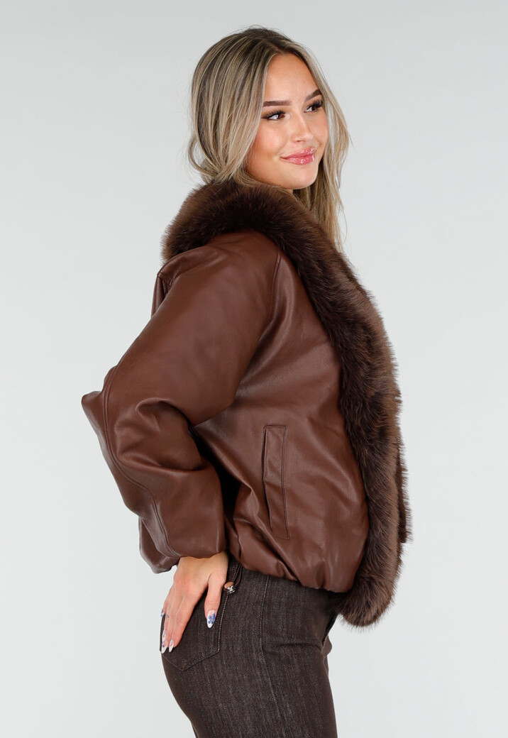 Donkerbruine Lederlook Jas met Imitatiebontkraag en Losvallende Pasvorm