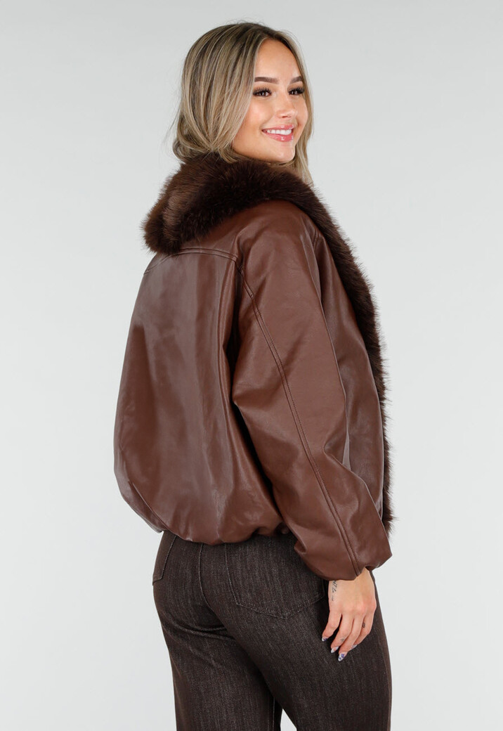 Donkerbruine Lederlook Jas met Imitatiebontkraag en Losvallende Pasvorm