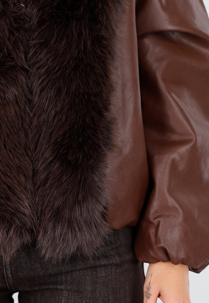 Donkerbruine Lederlook Jas met Imitatiebontkraag en Losvallende Pasvorm
