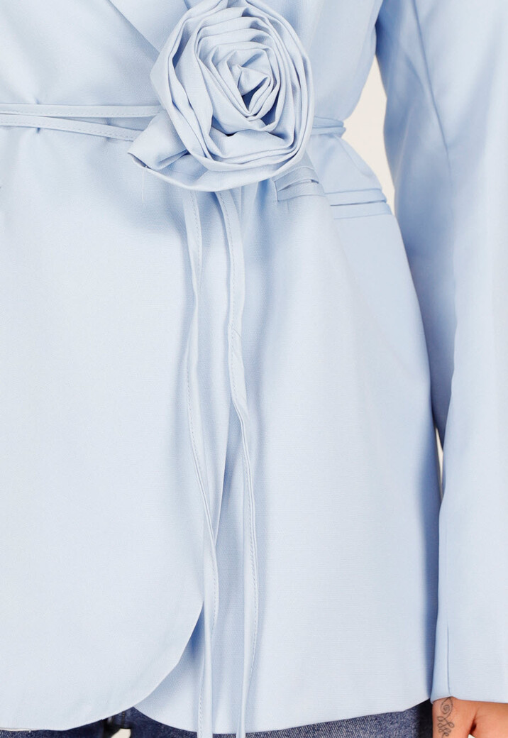 Lichtblauwe Blazer met Tailleceintuur en Stoffen Bloemdetail