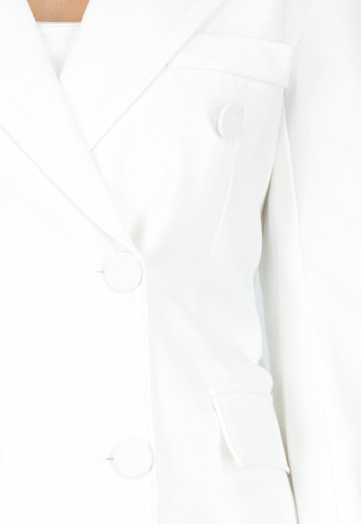 Witte Blazer met Schoudervulling en Dubbele Knoopsluiting