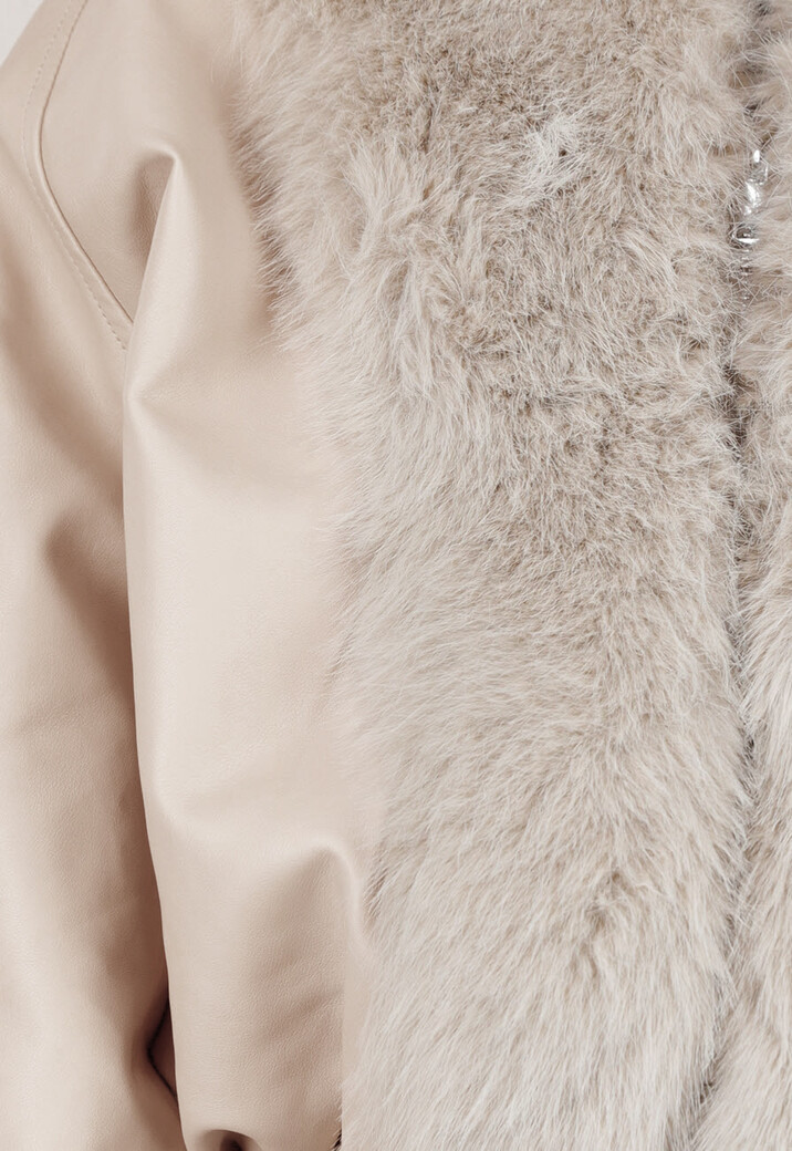 Beige Lederlook Jas Met Faux Fur