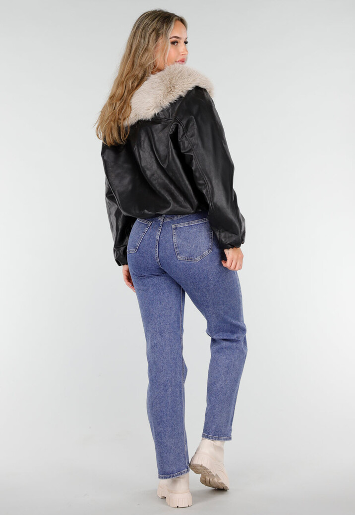 Zwarte Lederlook Jas met Beige Faux Fur Kraag